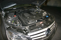 2011年8月導入予定の「C350ブルーエフィシェンシー アバンギャルド」には、3.5リッター直噴V6エンジンを搭載。希薄燃焼やアイドリングストップ機能の採用で燃費向上が図られる。スペックは、最高出力306ps/6500rpm、最大トルク37.7kgm/3500-5250rpm。