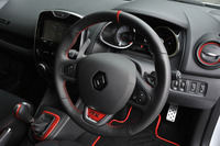 パンチング加工が施された本革巻きのステアリングホイールは、「ルーテシアR.S.トロフィー」ならではの装備。