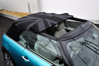 初代や2代目の「MINIコンバーチブル」と同じく、ソフトトップには前部のみをスライドさせ、サンルーフのように使える「スライディング・ルーフ機能」が備えられている。