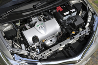 アトキンソンサイクルや電動連続可変バルブタイミング機構が採用された、新開発の1.5リッター直4エンジン。搭載モデルのJC08モード燃費は、「カローラ アクシオ」で23.4km/リッター、「カローラ フィールダー」で23.0km/リッター。
    