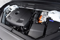 スーパーチャージャーとターボチャージャーを装備する2リッター直4エンジン。その傍らには、リア側のモーターとは別に、エンジンのスターターやブースターとしての機能を担うモーターが搭載されている。