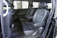 従来のベンチシートに代えて、キャプテンシートを設定。ウォークスルーのおかげで、3列目の疎外感が和らげられるという。