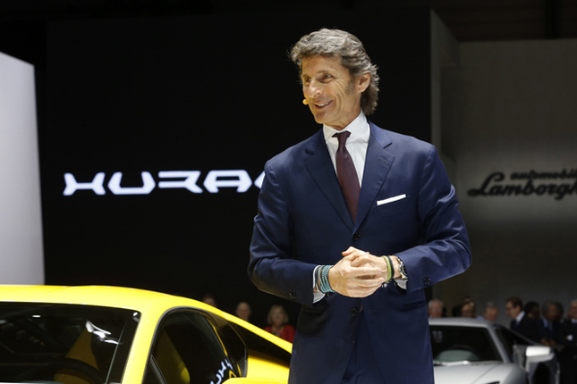 2014年3月のジュネーブショーで「ウラカン」を披露するランボルギーニのステファン・ヴィンケルマン社長兼CEO。