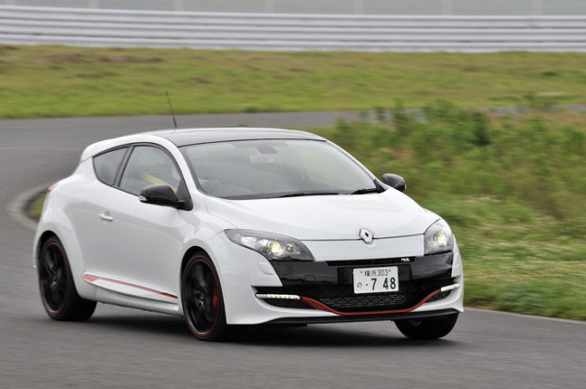 【スペック】メガーヌ ルノースポール：全長×全幅×全高＝4320×1850×1435mm／ホイールベース＝2640mm／車重＝1430kg／駆動方式＝FF／2リッター直4DOHC16バルブターボ（265ps/5500rpm、36.7kgm/3000rpm）／価格＝385万円（テスト車＝449万円）
