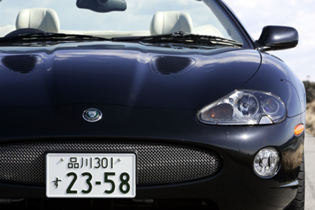 【スペック】全長×全幅×全高＝4795×1850×1305mm／ホイールベース＝2590mm／車重＝1810kg／駆動方式＝FR／4.2リッターV8 DOHC32バルブスーパーチャージャー・インタークーラー付き（406ps/6100rpm、56.4kgm/3500rpm）／価格＝1460.0万円（テスト車＝同じ）