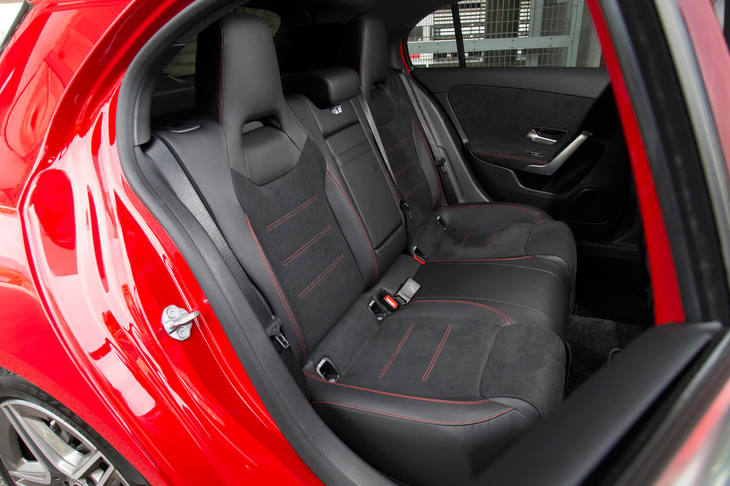 モデルチェンジを機に「Aクラス」のホイールベースは30mm延長され、後席の居住スペースが拡大された。