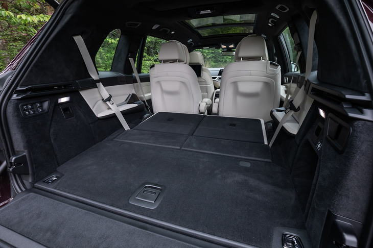 3列目シートの背もたれは、50：50の分割電動可倒式。荷室左側にあるスイッチを用いて床面にワンタッチでフラットに収納できる。荷室容量は最大で2120リッターまで拡大可能だ。