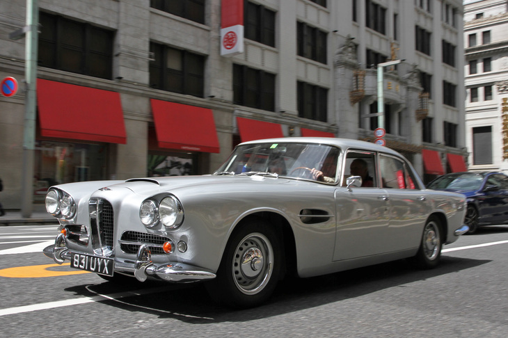 京都からの遠征組である1962年「ラゴンダ・ラピード」。ベースは「アストンマーティンDB4」だが、世界最速の4ドアサルーン（当時）という称号にふさわしい、低い姿勢が印象的だ。
