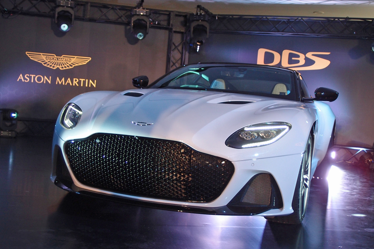 国内価格は現時点では確定していないが、税込みで3450万円前後になるという。