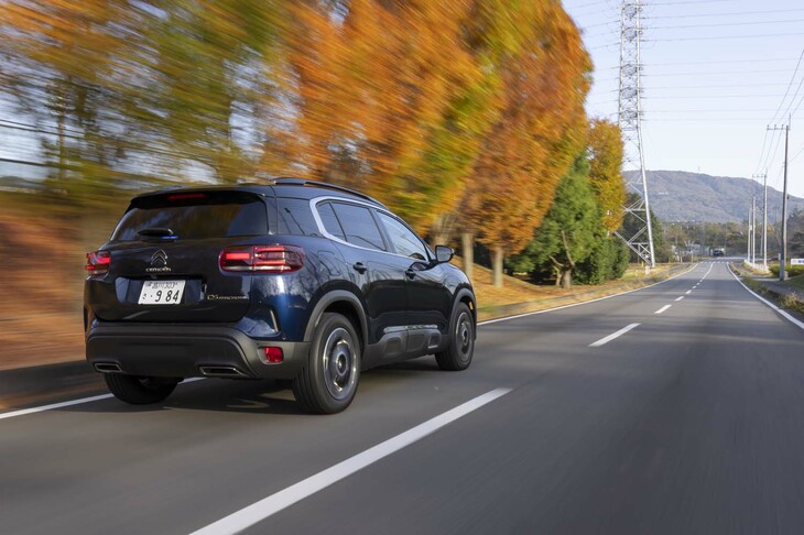 筑波山のふもとの紅葉を眺めつつ走る。アダプティブクルーズコントロールやレーンセンタリングアシストなどひととおりの先進運転支援機能も標準装備だ。