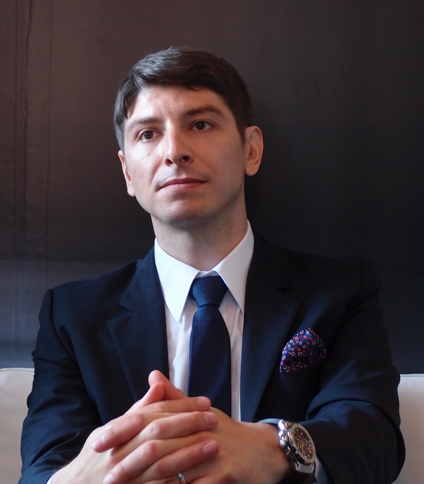 リノ・デパオリ（Reno De Paoli）
	一般消費財の大手企業で営業、マーケティング、組織経営などを経験した後、英国フェラーリのマーケティングプランニングマネージャーに。2011年以降、中国、香港、台湾地域における営業および販売戦略を統括。2015年9月、フェラーリ・ジャパン＆コリア代表取締役社長に就任した。