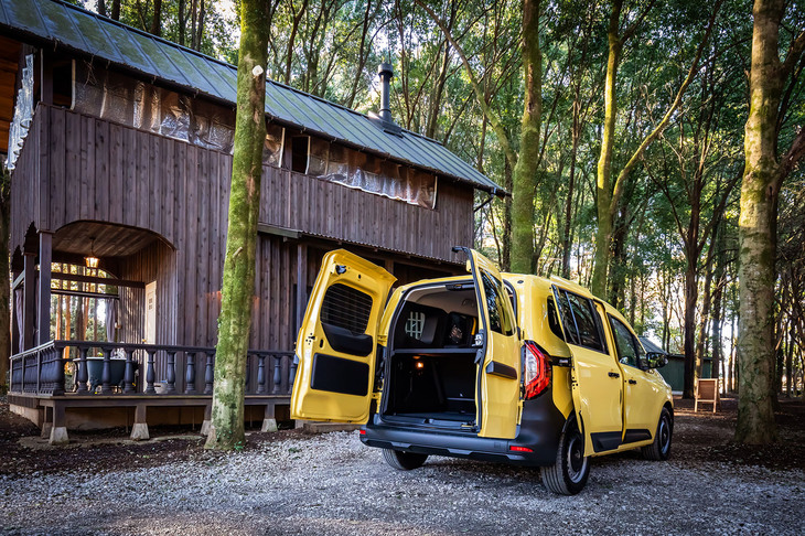 ボディーサイズは全長×全幅×全高＝4490mm×1860mm×1810mm、ホイールベースは2715mm。ダブルバックドアは約90度の位置で一度ロックがかかり、ロックを外すと約180度まで開くようになっている。