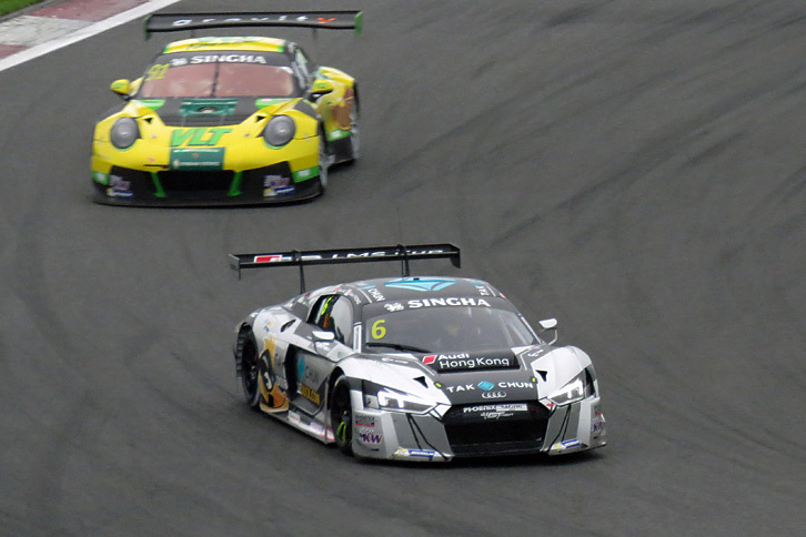 16時をまわり、いよいよレースがスタート。車両への負担などを考慮して、GTアジアシリーズではローリングスタートによってレースが開始される。