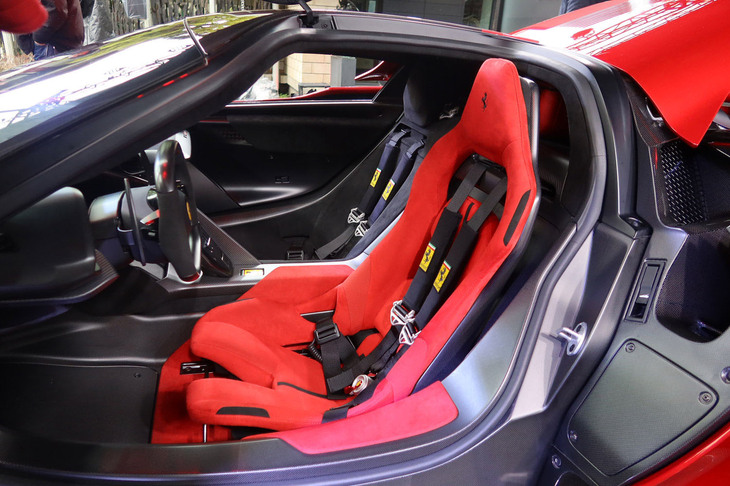 フェラーリF80（シート＜赤いシートが運転席で助手席は固定式＞）