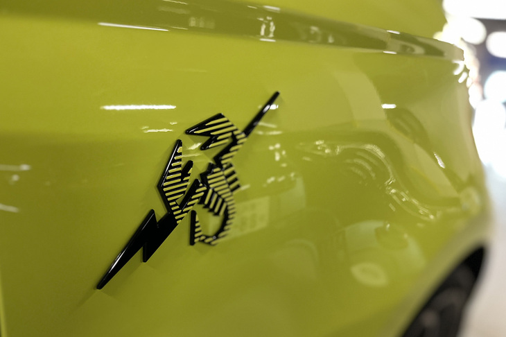 ボディーサイドに稲妻の放電によって描かれたような、新デザインの「スコーピオンバッジ」が備わっている。