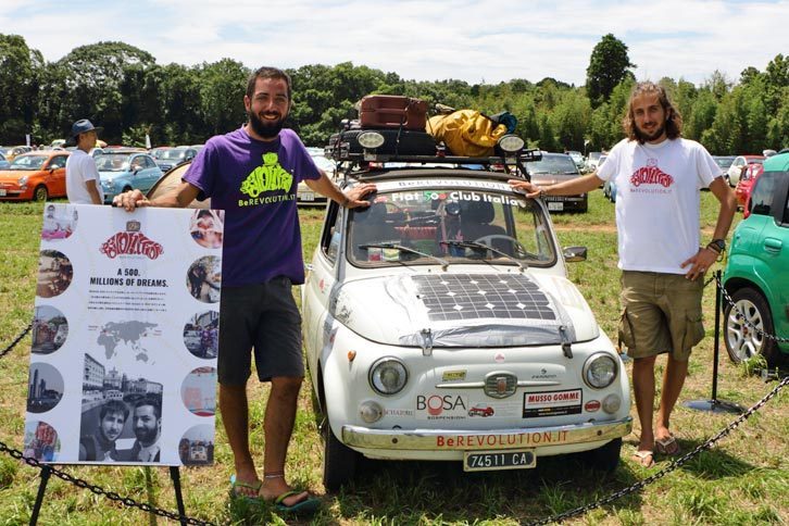 クラシックな「500」で登場したゲストは、LUCA BONVENTRE氏とANDREA BONVETRE氏のふたり。彼らはイタリアから日本まで1年かけて自走で旅してきたという。
			 