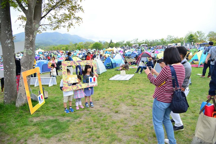 会場には“インスタ映え”のする撮影スポットも設置。さまざまなフォトフレームが用意され、カップルから家族連れまで幅広く人気を集めていた。