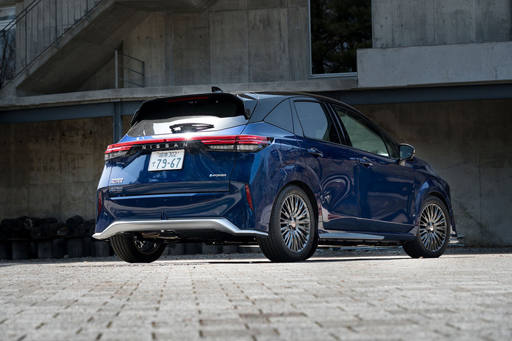 ボディーカラーは「オーロラフレアブルーパール」と「スーパーブラック」のツートン。AUTECHモデルには必ず青系のカラーが設定されており、総称して「オーテックブルー」と呼ばれる。