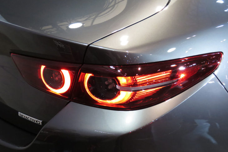 マツダ3セダン（リアコンビランプ）