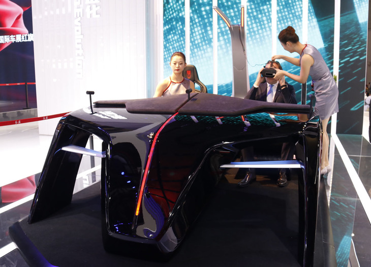 VRヘッドセットを用いたバーチャル体験コーナー。