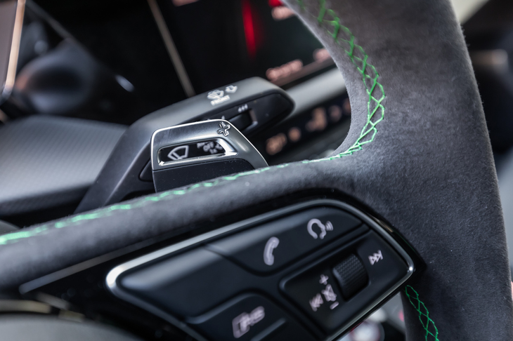 試乗車には、アルカンターラ仕上げのシフトパドル付きフラットボトムステアリングホイールが備わっていた。ステアリングホイールトップのニュートラルマーカーと、手作業によるステッチは、ボディーカラーと同じグリーンでコーディネートされていた。