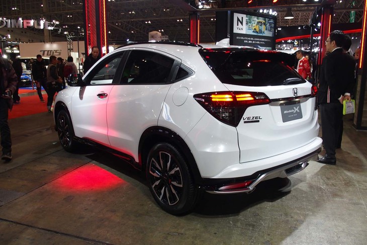 「ヴェゼル ツーリング モデューロX コンセプト2019」のリアビュー。ボディー下部のデザインが、純正アクセサリーパーツと異なっている。