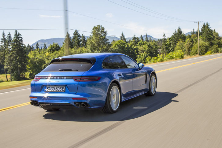 今回試乗した「4 E-ハイブリッド」（写真）と「ターボ」の2車種は、3チャンバー式のエアサスペンションを標準装備する。