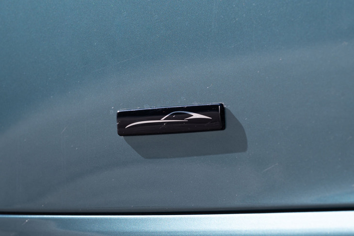 フロントフェンダーの後部には「Fタイプ」のサイドシルエットをかたどったバッジが貼られている。