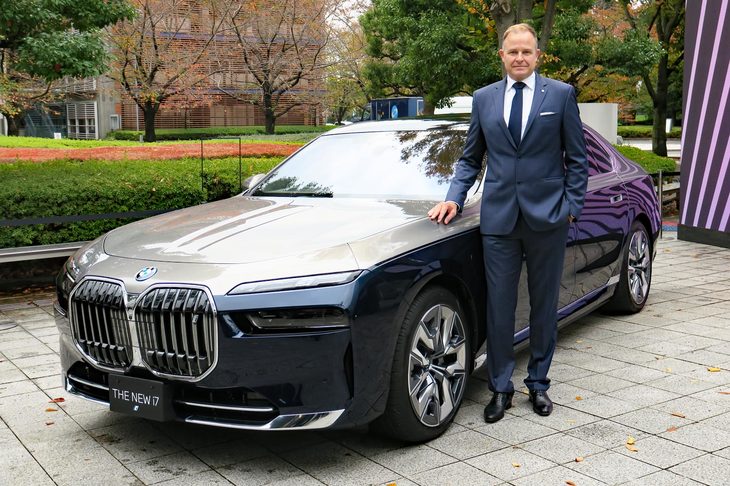 「BMW i7 xDrive60eエクセレンス」とBMWジャパンのクリスチャン・ヴィードマン社長。