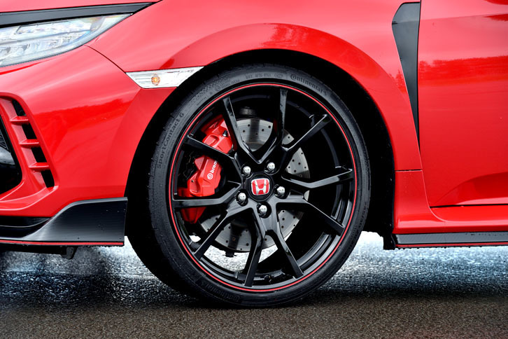 タイヤサイズは前後とも245/30ZR20。試乗車には「コンチネンタル・スポーツコンタクト6」が装着されていた。