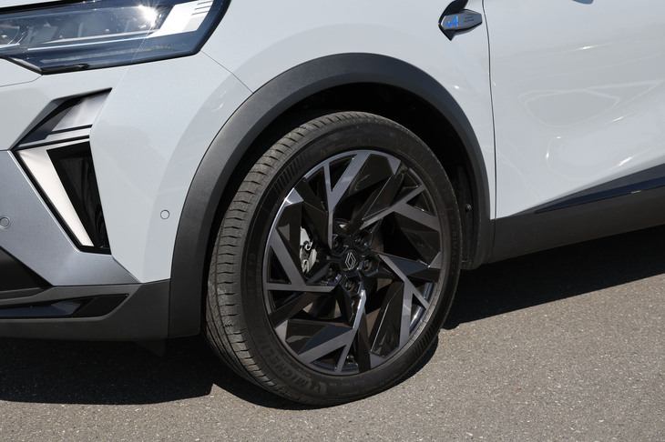 「エスプリ アルピーヌ」グレードには、19インチの専用アロイホイールが標準で装備される。今回の試乗車には225/45R19サイズの「ミシュランeプライマシー2」タイヤが装着されていた。