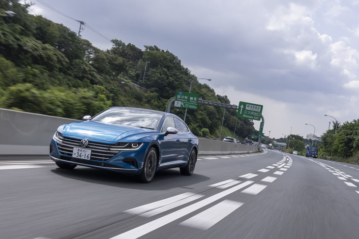 「アルテオン」にはシャシーの特性が変化する「アダプティブシャシーコントロール“DCC”」が標準装備されており、走行モードに応じて乗り心地や操舵フィールが変化する。