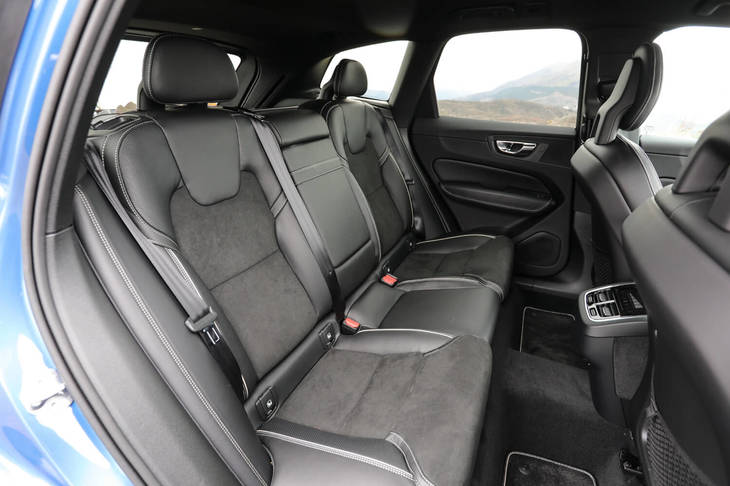 後席の背もたれは60：40の分割可倒式。後席用にエアコンの吹き出し口も用意されており、タッチパネル式のコントローラーで調整を行う。