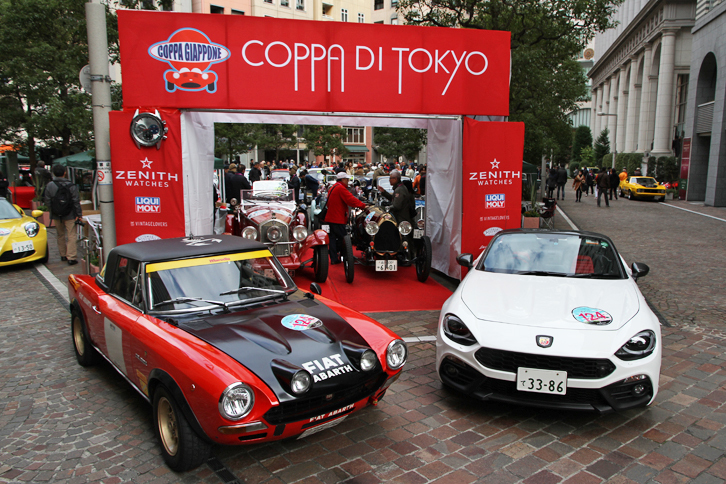 1974年「フィアット・アバルト124ラリー」（写真左）と2016年「アバルト124スパイダー」、新旧のアバルト124が先導車を務めた。