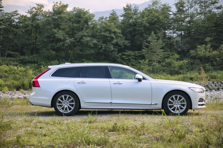 伸びやかな「ボルボV90」のサイドビュー。Aピラーから前輪までの距離を長く取ることで、高級車が持つ伝統的なイメージが表現されている。
