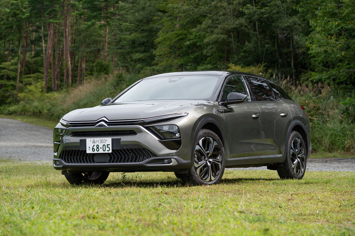 （「クラウン」を赤にした都合で）青コーナーは「シトロエンC5 Xプラグインハイブリッド」。その名のとおりの電動パワートレインを積んだ、こちらも最上位グレードだ（2種類しかないが）。車両本体価格は653万8000円。