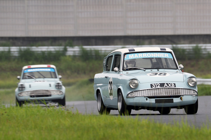 クリスタルカップ決勝の序盤をリードした2台の「フォード・アングリア」。最終的に2位と4位でフィニッシュした。