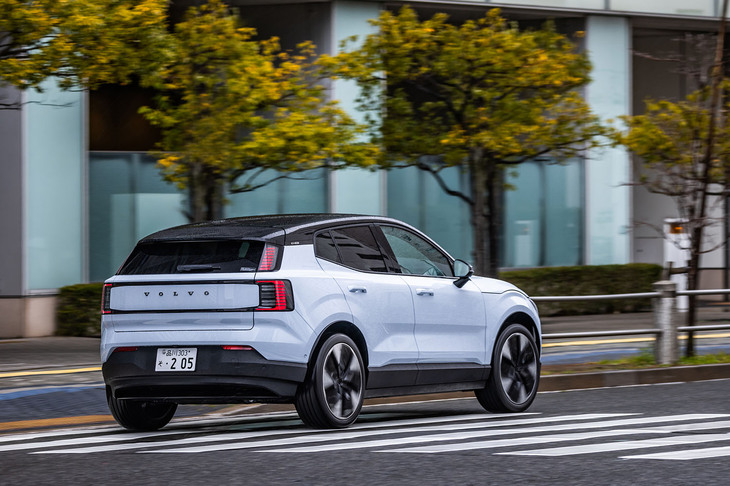 RWDレイアウトや前840kg、後950kgという重量配分によって爽快な走りが味わえる「EX30」。回生ブレーキは「ワンペダルドライブ」のオン／オフにより、特性を変えることができる。オンにするとやや強めの減速が得られるうえ、アクセルオフで最終的には完全停止が可能となる。