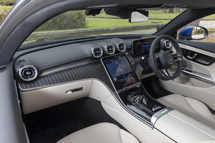 小径のステアリングホイールの奥には、12.3インチのデジタルコックピットディスプレイ。ダッシュボード中央に置かれたメディアディスプレイはドライバー側に傾けられていて、コックピット感覚を演出している。