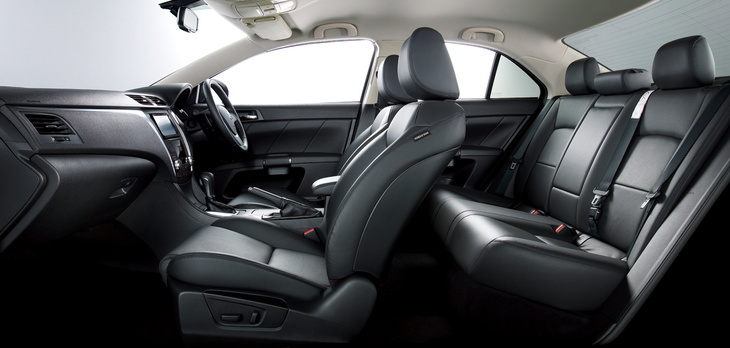 シートは本革張りで、前席には電動調整機構を装備。エアバッグは左右のフロント、リア、サイド、カーテンエアバッグに加えて運転席のニーエアバッグと、計9個が標準で備わる。