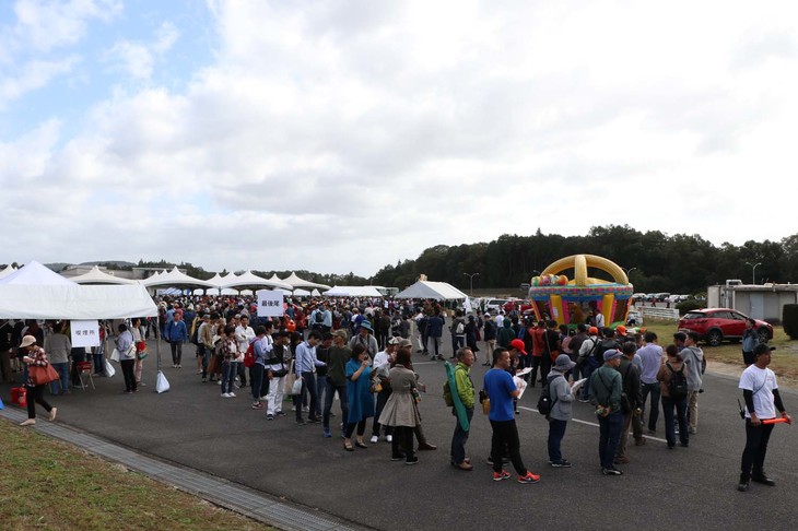 会場となる試験場内は、3500人の来場者でぎっしり。この長蛇の列は、「三次試験場内見学バスツアー」のバスチケット配布を待つファンのもの。普段は入ることができない三次自動車試験場内を見学できるとあって、用意されたチケットは、瞬く間に配布が終了してしまった。