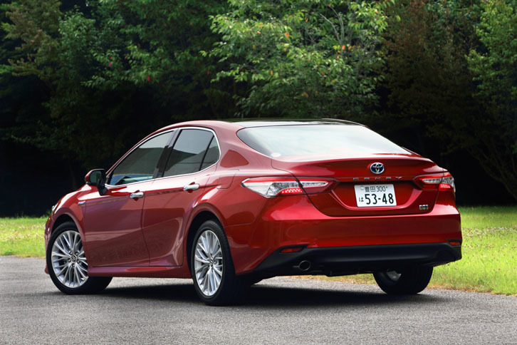 安定性のある走りを印象づけるように車体のワイドさが強調された、新型「カムリ」のリアビュー。