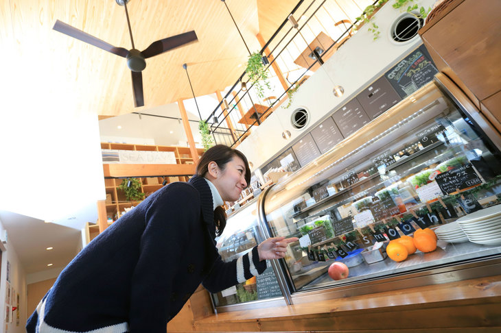 館山市の内房なぎさライン沿いに位置するカフェ「SEA DAYS」。フィットネススタジオが併設されているだけにメニューも健康志向のものがそろっている。