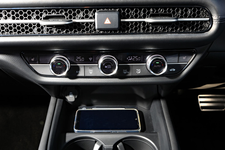 操作系は概ね主要コンポーネントを共有する「シビック」に準拠。携帯端末の非接触充電器は、「Z」系のグレードに標準で、「X」系のグレードにオプションで用意される。