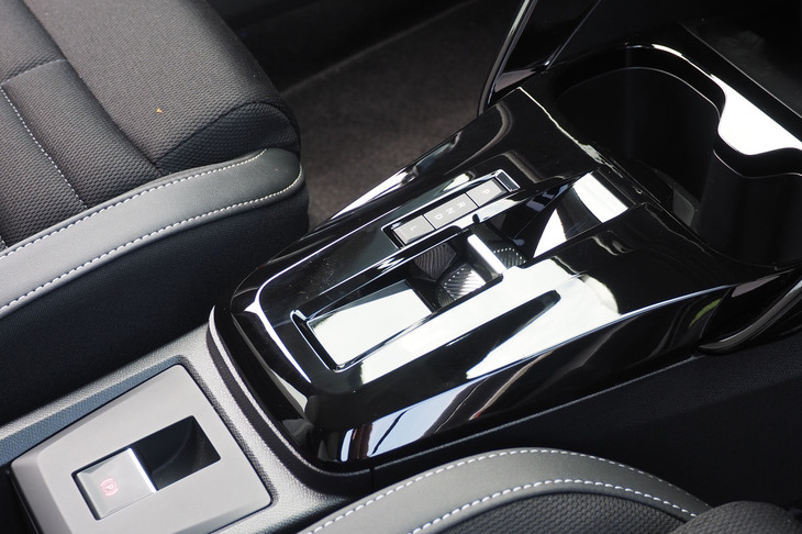 ステランティスの各車でおなじみのトグルスイッチ型の小さなシフトセレクターを採用。
