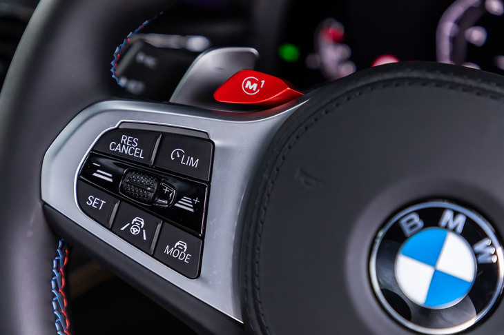ステアリングホイールのスポーク上部に「Mモード」選択ボタンが2つ並ぶ。任意に組み合わせた設定をあらかじめそれぞれに登録しておき、ワンタッチで呼び出せる。