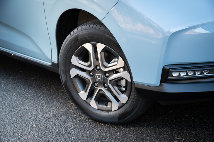 「クロスター」専用デザインの、ツートンの15インチアルミホイール。タイヤサイズは標準車と同じ185/65R15で、テスト車にはヨコハマの低燃費タイヤが装着されていた。