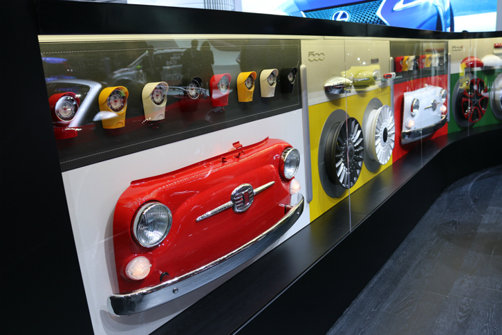 往年の「500」の誕生60周年を祝うフィアットは、それをモチーフにオフィシャルグッズを作るメーカーのプロダクトを、展示販売した。