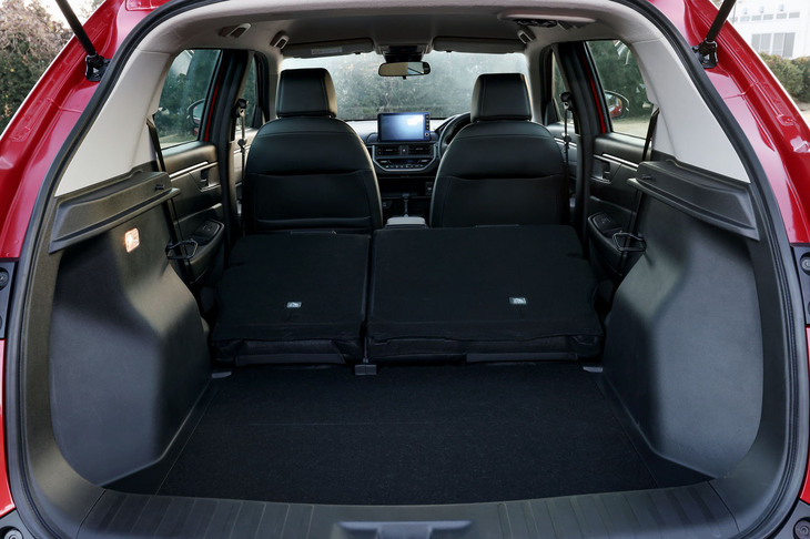 リアシートの背もたれをすべて前方に倒した様子。使用したアウトドアギアをそのまま収納できるストレージボックスやラゲッジトレーなどのオプションアイテムもラインナップしている。