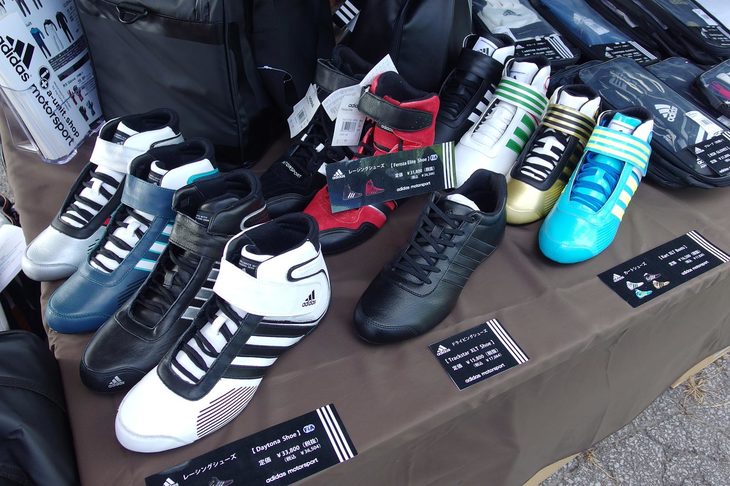 物販エリアで販売されていた、アディダスのレーシングシューズ。恥ずかしながら、アディダスがモータースポーツ関連のグッズを手がけていることを初めて知った。（写真＝webCG）